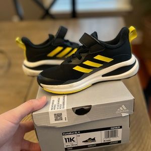 Adidas boys size 11k black no tie running shoes fortarun